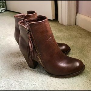 Nine West size 6 bootie with tassel. Worn twice